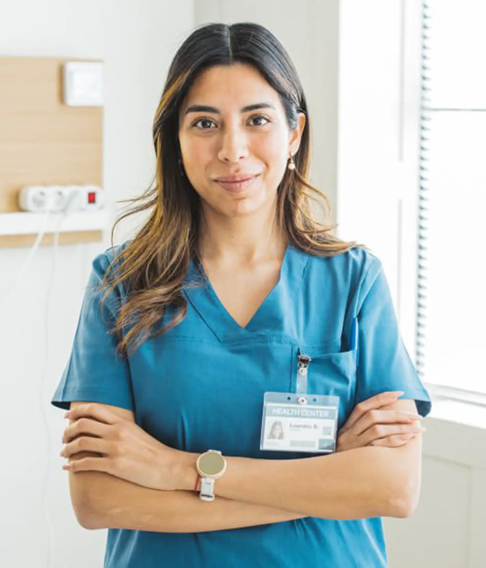 Cuidador acompañando a una persona adulta mayor